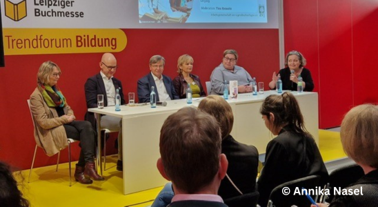 Podiumsdiskussion auf der Leipziger Buchmesse mit 6 Personen. Von links nach rechts: Kirsten Boie, Dr. Thomas Töpfer, Markus Fritz, Manuela Hantschel, Kathrin Riedel, Tina Kemnitz. Im Vordergrund Publikum.