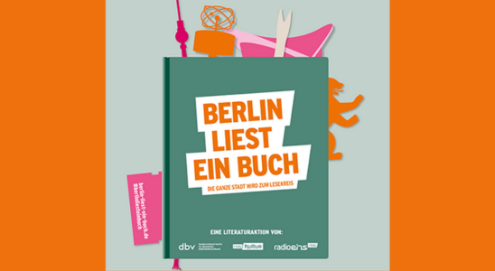 grünes Buch abgebildet auf dem steht der Text "Berlin liest ein Buch". Hinter dem Buch Wahrzeichen wie Bär und Fernsehturm.
