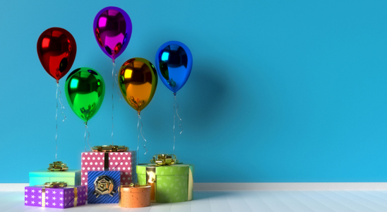 Bunt eingepackte Geschenke mit bunten Luftballons befinden sich auf der linken Seite des Bildes. Der Hintergrund ist blau.