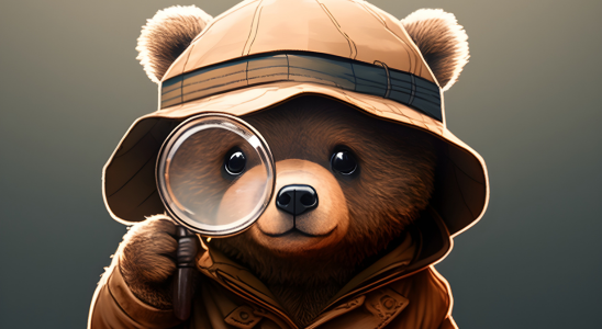 Braunbär (Kopf und Hals) im Zeichentrickstil hat eine Forschermütze auf und hält eine Lupe vor das rechte Auge. Der Hintergrund ist dunkel.