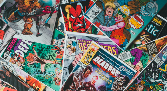 Comic Hefte liegen quer übereinander. Nur von einem ist der Totel lesbar "Deadpool".